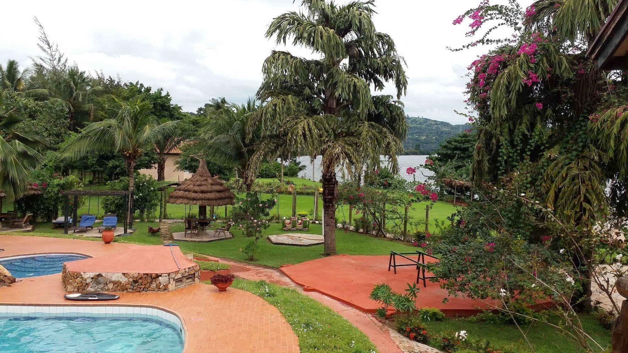 アフリキコ リバー フロント リゾート Akosombo エクステリア 写真
